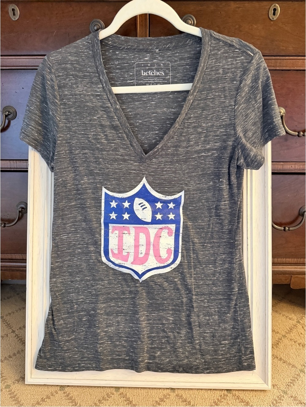 Betches gray V neck graphic T-shirt w “IDC” shield L